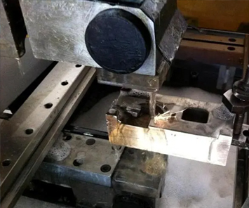 線(xiàn)切割機(jī)床工作時(shí)短路是怎么回事？